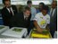 Presidente Lula e o ministro Agnelo Queiroz durante visita à Fábrica de Materiais Esportivos do Programa Pintando a Liberdade.jpg
