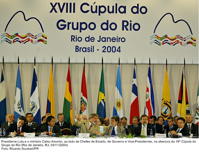 Presidente Lula e o ministro Celso Amorim, ao lado de Chefes de Estado, de Governo e Vice-Presidentes, na abertura da 18º Cúpula do Grupo do Rio.jpg