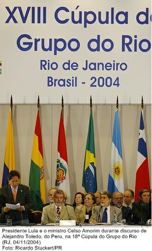 Presidente Lula e o ministro Celso Amorim durante discurso de Alejandro Toledo, do Peru, na 18ª Cúpula do Grupo do Rio.jpg
