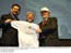Presidente Lula e o ministro Gushiken exibem camiseta da campanha O melhor do Brasil é o brasileiro presenteada pelo presidente da Associação Brasileira de Anunciantes, Orlando Lopes.jpg