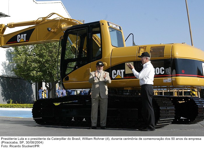 Presidente Lula e o presidente da Caterpillar do Brasil, William Rohner (d), durante cerimônia de comemoração dos 50 anos da empresa.jpg