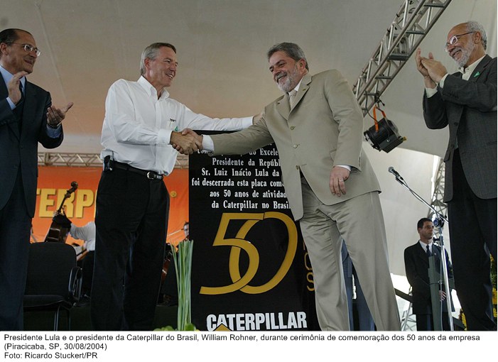 Presidente Lula e o presidente da Caterpillar do Brasil, William Rohner, durante cerimônia de comemoração dos 50 anos da empresa.jpg