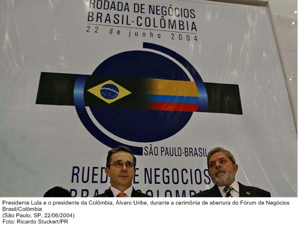Presidente Lula e o presidente da Colômbia, Álvaro Uribe, durante a cerimônia de abertura do Fórum de Negócios Brasil-Colômbia.jpg