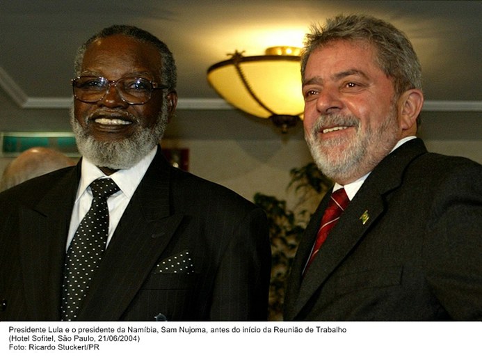 Presidente Lula e o presidente da Namíbia, Sam Nujoma, antes do início da Reunião de Trabalho.jpg