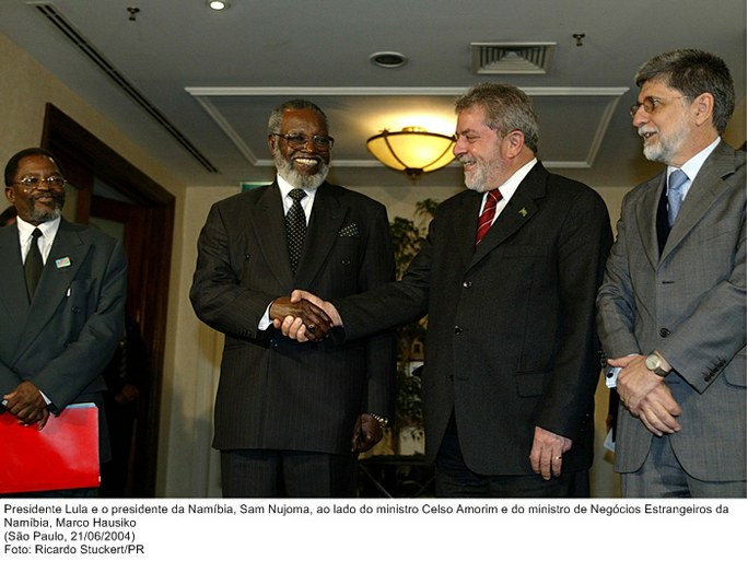 Presidente Lula e o presidente da Namíbia, Sam Nujoma, ao lado do ministro Celso Amorim e do ministro de Negócios Estrangeiros da Namíbia, Marco Hausiko.jpg