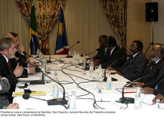 Presidente Lula e o presidente da Namíbia, Sam Nujoma, durante Reunião de Trabalho ampliada.jpg