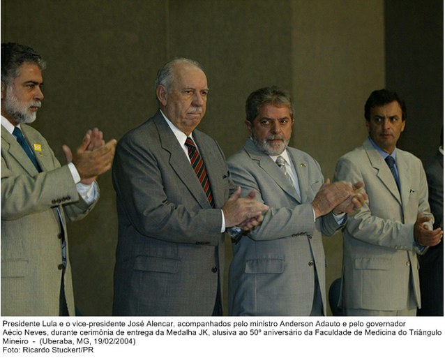 Presidente Lula e o vice-presidente José Alencar, os ministro Anderson Adauto e pelo governador Aécio Neves, durante cerimônia de entrega da Medalha JK.jpg