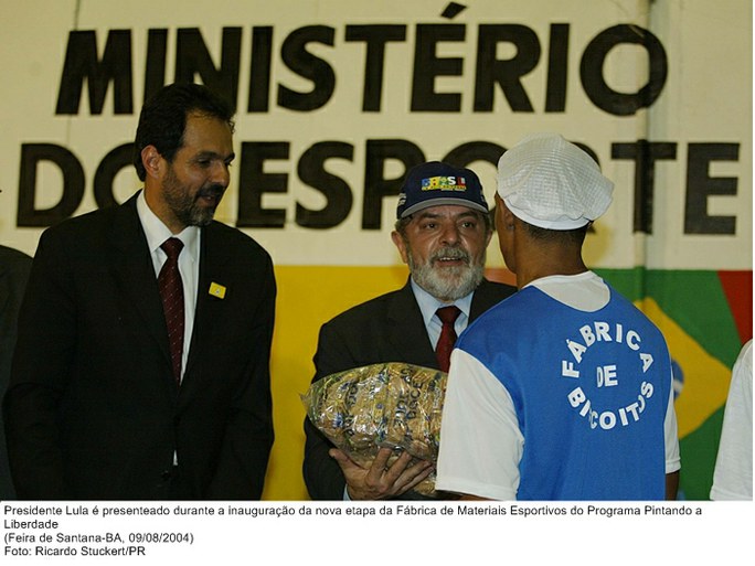 Presidente Lula é presenteado durante a inauguração da nova etapa da Fábrica de Materiais Esportivos do Programa Pintando a Liberdade.jpg