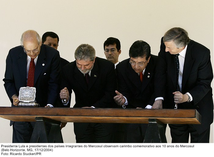 Presidente Lula e presidentes dos países integrantes do Mercosul observam carimbo comemorativo aos 10 anos do Mercosul.jpg