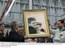 Presidente Lula e primeira-dama, Marisa Letícia, são presenteados com quadro por um funcionário da fábrica Marcopolo.jpg