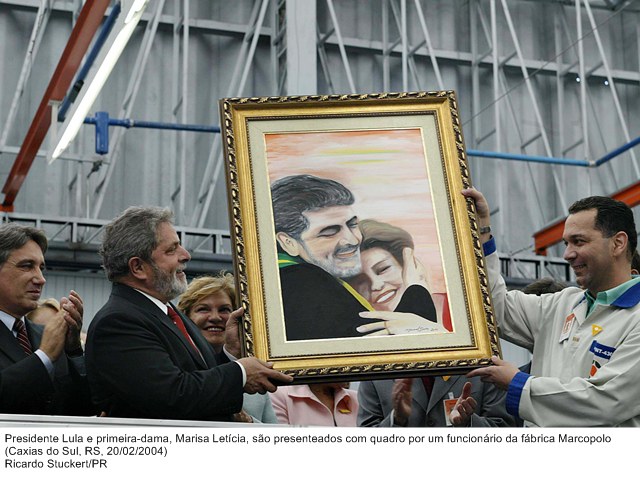 Presidente Lula e primeira-dama, Marisa Letícia, são presenteados com quadro por um funcionário da fábrica Marcopolo.jpg