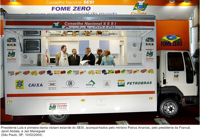 Presidente Lula e primeira-dama visitam estande do SESI, acompanhados pelo ministro Patrus Ananias, pelo presidente da Francal, Jamil Abdala, e Jair Menegueli.jpg