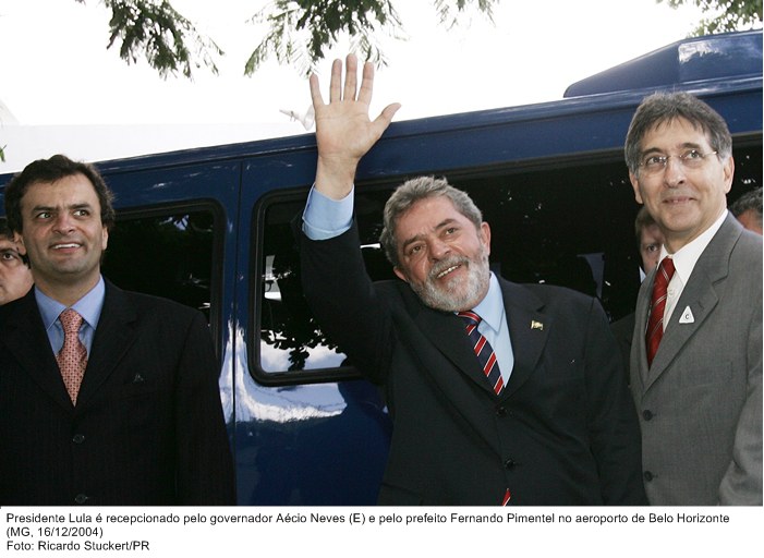 Presidente Lula é recepcionado pelo governador Aécio Neves (E) e pelo prefeito Fernando Pimentel no aeroporto de Belo Horizonte.jpg