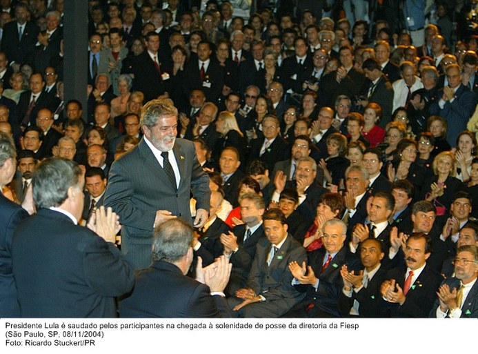 Presidente Lula é saudado pelos participantes na chegada à solenidade de posse da diretoria da Fiesp.jpg