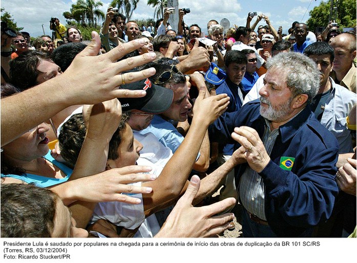 Presidente Lula é saudado por populares na chegada para a cerimônia de início das obras de duplicação da BR 101 SCRS.jpg