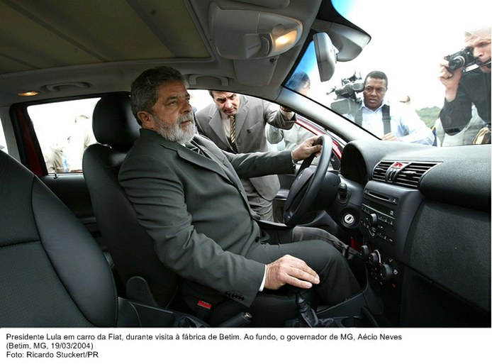 Presidente Lula em carro da Fiat, durante visita à fábrica de Betim. Ao fundo, o governador de MG, Aécio Neves.jpg