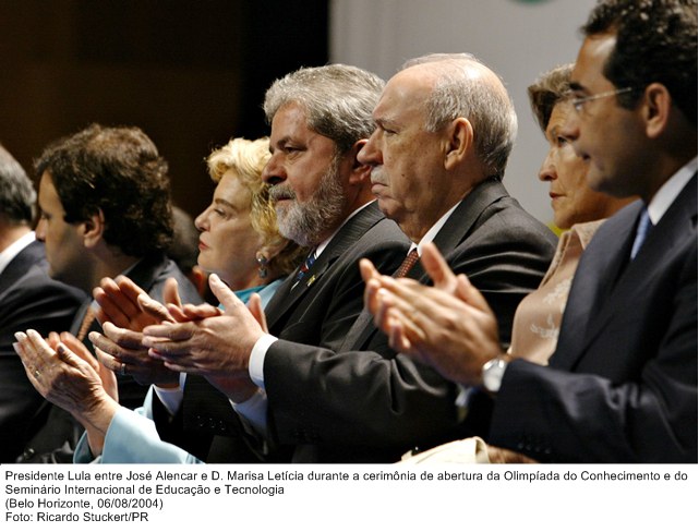 Presidente Lula entre José Alencar e D. Marisa Letícia durante a cerimônia de abertura da Olimpíada do Conhecimento e do Seminário Internacional de Educação e Tecnologia.jpg