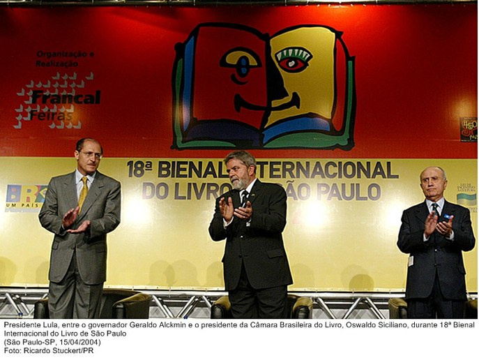Presidente Lula, entre o governador Geraldo Alckmin e o presidente da Câmara Brasileira do Livro, Oswaldo Siciliano, durante 18ª Bienal Internacional do Livro de São Paulo.jpg