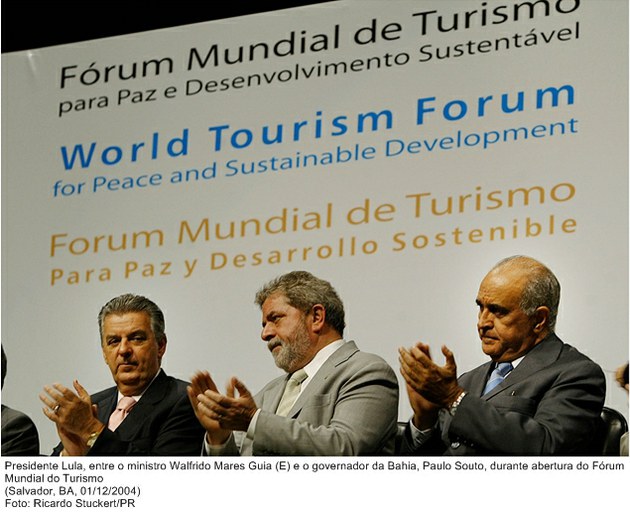 Presidente Lula, entre o ministro Walfrido Mares Guia (E) e o governador da Bahia, Paulo Souto, durante abertura do Fórum Mundial do Turismo.jpg
