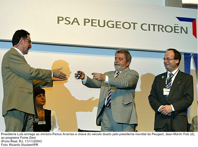 Presidente Lula entrega ao ministro Patrus Ananias a chave do veículo doado pelo presidente mundial da Peugeot, Jean-Martin Folz (d), ao programa Fome Zero.jpg