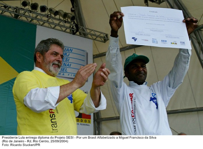 Presidente Lula entrega diploma do Projeto SESI - Por um Brasil Alfabetizado a Miguel Francisco da Silva.jpg