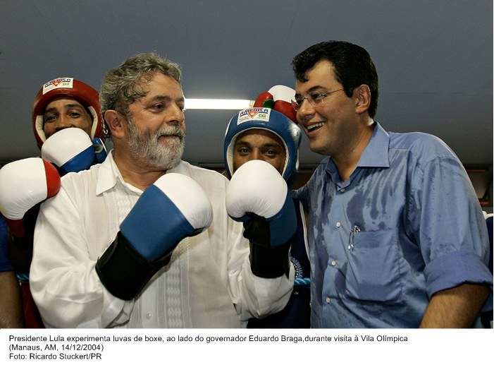 Presidente Lula experimenta luvas de boxe, ao lado do governador Eduardo Braga,durante visita à Vila Olímpica.jpg