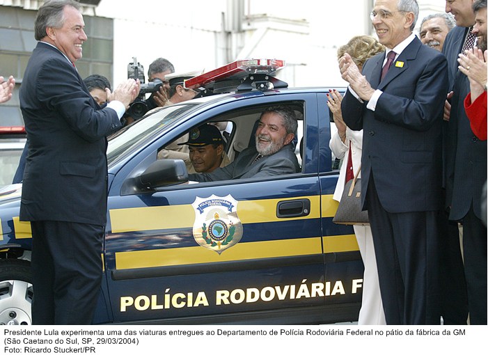 Presidente Lula experimenta uma das viaturas entregues ao Departamento de Polícia Rodoviária Federal no pátio da fábrica da GM.jpg