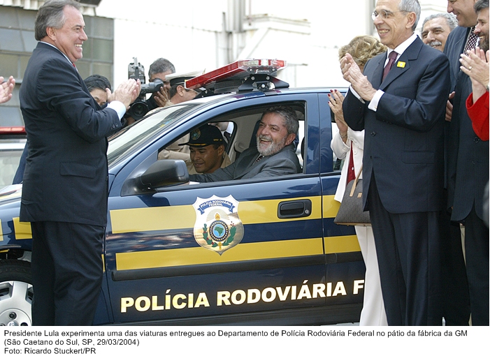 Presidente Lula experimenta uma das viaturas entregues ao Departamento de Polícia Rodoviária Federal no pátio da fábrica da GM.jpg
