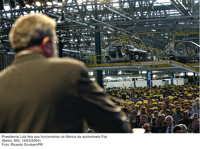 Presidente Lula fala aos funcionários da fábrica de automóveis Fiat.jpg
