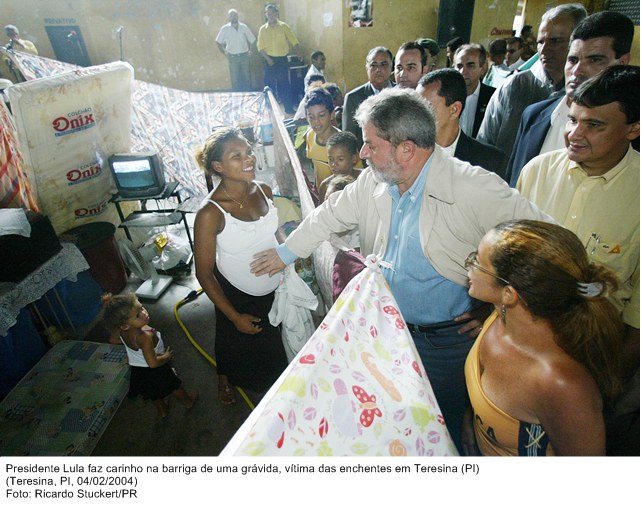 Presidente Lula faz carinho na barriga de uma grávida, vítima das enchentes em Teresina (PI).jpg