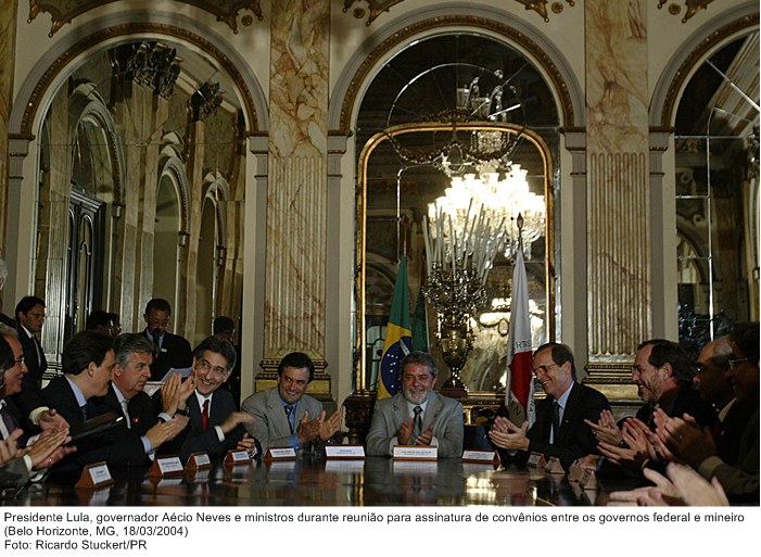 Presidente Lula, governador Aécio Neves e ministros durante reunião para assinatura de convênios entre os governos federal e mineiro.jpg