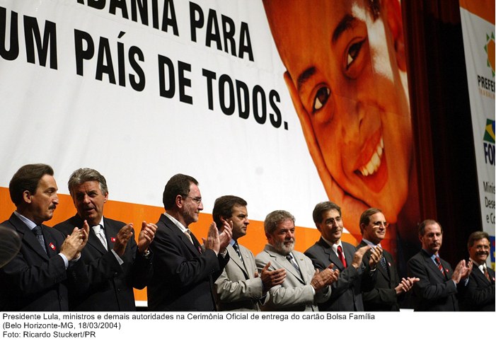 Presidente Lula, ministros e demais autoridades na Cerimônia Oficial de entrega do cartão Bolsa Família.jpg