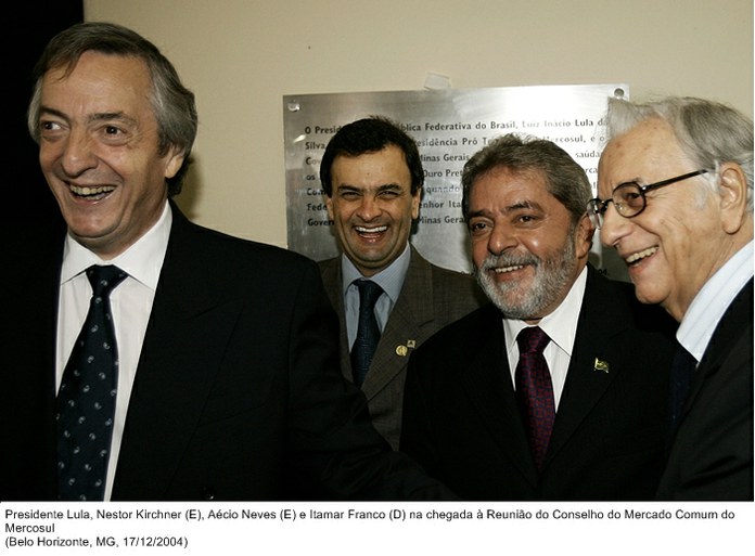 Presidente Lula, Nestor Kirchner (E), Aécio Neves (E) e Itamar Franco (D) na chegada à Reunião do Conselho do Mercado Comum do Mercosul.jpg
