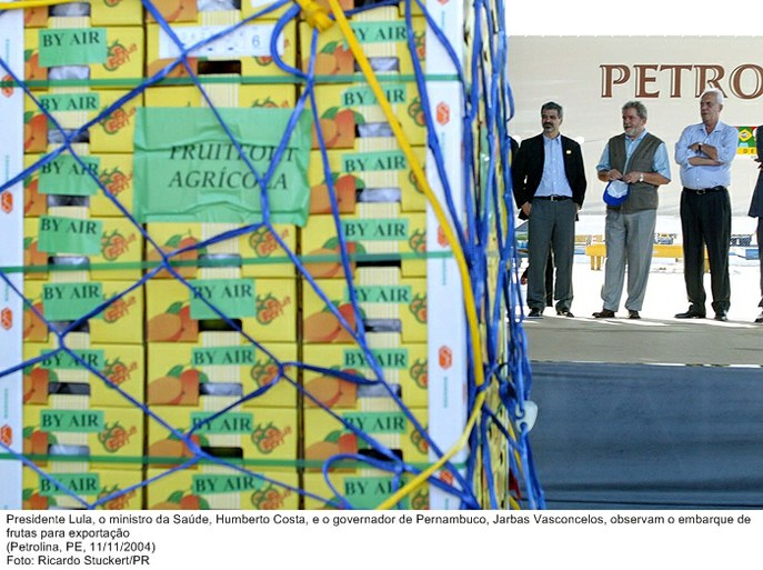 Presidente Lula, o ministro da Saúde, Humberto Costa, e o governador de Pernambuco, Jarbas Vasconcelos, observam o embarque de frutas para exportação.jpg
