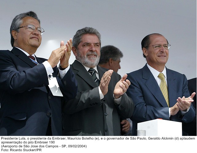Presidente Lula, o presidente da Embraer, Maurício Botelho (e), e o governador de São Paulo, Geraldo Alckmin (d) aplaudem apresentação do jato Embraer 190.jpg