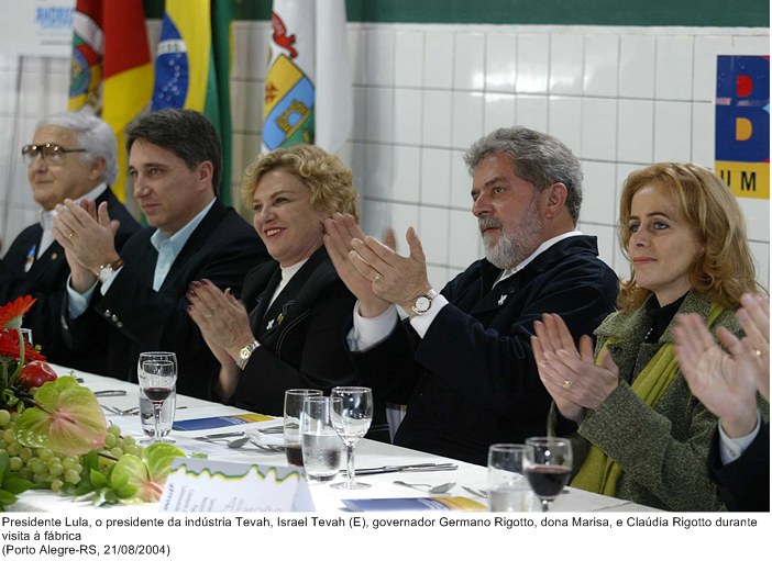 Presidente Lula, o presidente da indústria Tevah, Israel Tevah (E), governador Germano Rigotto, dona Marisa, e Claúdia Rigotto durante visita à fábrica.jpg