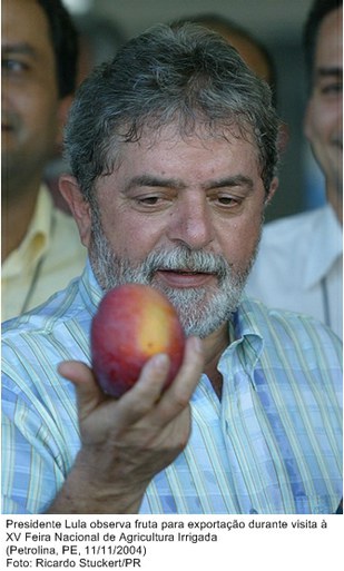 Presidente Lula observa fruta para exportação durante visita à XV Feira Nacional de Agricultura Irrigada.jpg