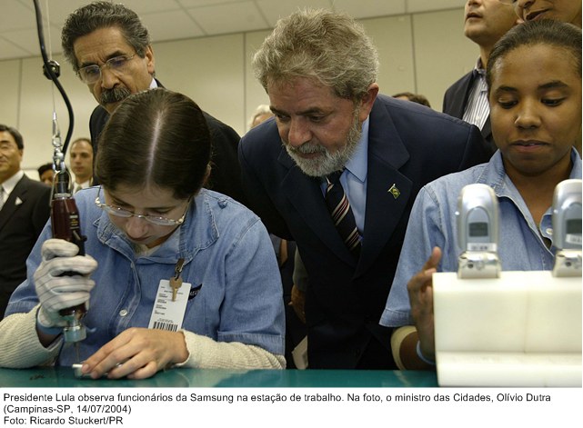 Presidente Lula observa funcionários da Samsung na estação de trabalho. Na foto, o ministro das Cidades, Olívio Dutra.jpg