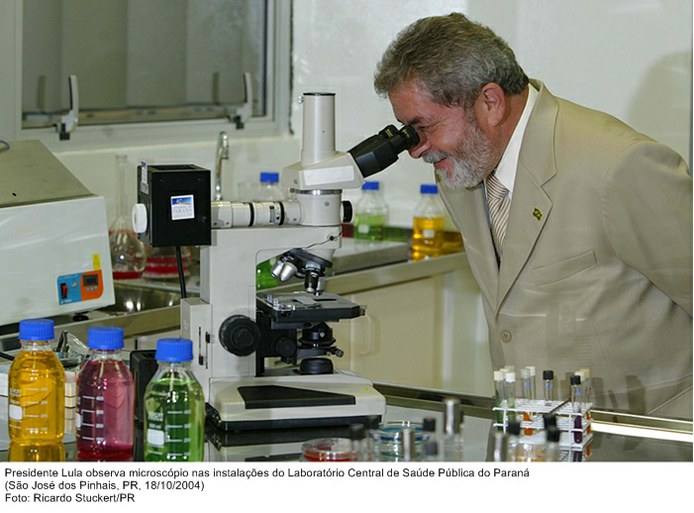 Presidente Lula observa microscópio nas instalações do Laboratório Central de Saúde Pública do Paraná.jpg