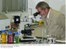 Presidente Lula observa microscópio nas instalações do Laboratório Central de Saúde Pública do Paraná.jpg