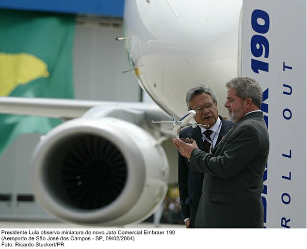 Presidente Lula observa miniatura do novo Jato Comercial Embraer 190.jpg