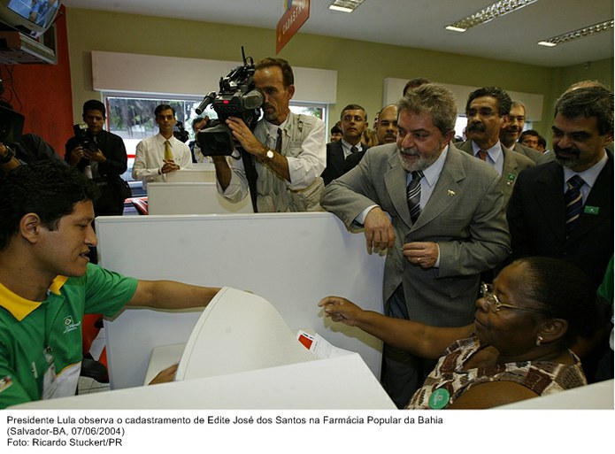 Presidente Lula observa o cadastramento de Edite José dos Santos na Farmácia Popular da Bahia.jpg