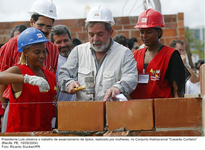 Presidente Lula observa o trabalho de assentamento de tijolos, realizado por mulheres, no Conjunto Habitacional Casarão Cordeiro.jpg