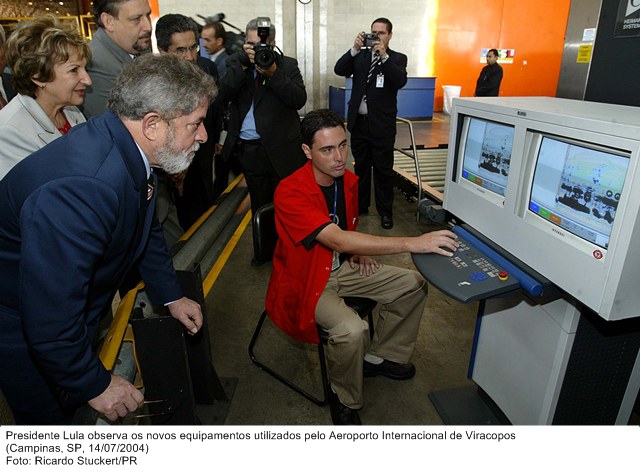 Presidente Lula observa os novos equipamentos utilizados pelo Aeroporto Internacional de Viracopos.jpg