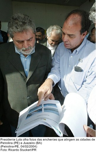 Presidente Lula olha fotos das enchentes que atingem as cidades de Petrolina (PE) e Juazeiro (BA).jpg