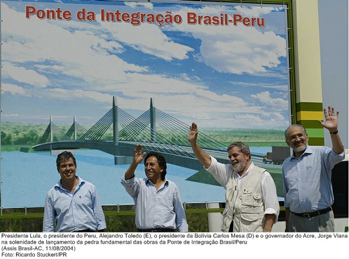Presidente Lula, os presidentes do Peru, Alejandro Toledo (E),da Bolívia Carlos Mesa (D) e o governador do Acre, Jorge Viana, na solenidade de lançamento da pedra fundamental.jpg