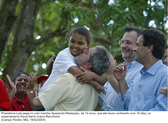Presidente Lula pega no colo Ivanilza Aparecida Malaquias, de 10 anos, que ele havia conhecido com 16 dias, no assentamento Nova Santo Inácio Ranchinho.jpg