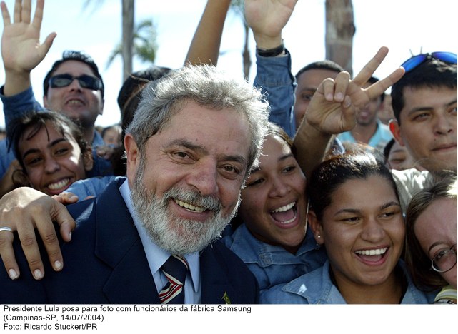 Presidente Lula posa para foto com funcionários da fábrica Samsung.jpg