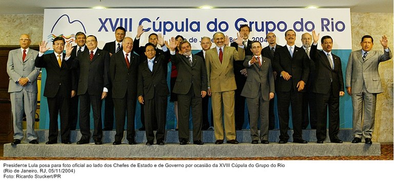 Presidente Lula posa para foto oficial ao lado dos Chefes de Estado e de Governo por ocasião da XVIII Cúpula do Grupo do Rio.jpg