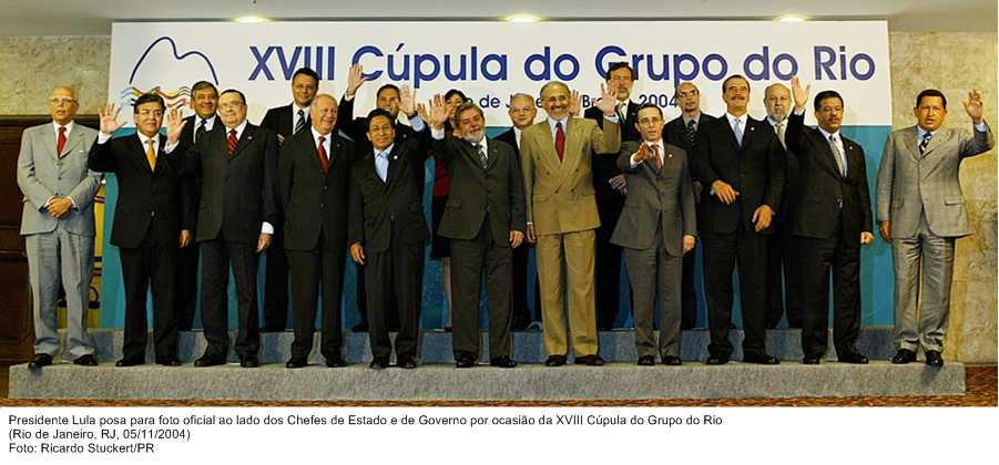 Presidente Lula posa para foto oficial ao lado dos Chefes de Estado e de Governo por ocasião da XVIII Cúpula do Grupo do Rio.jpg